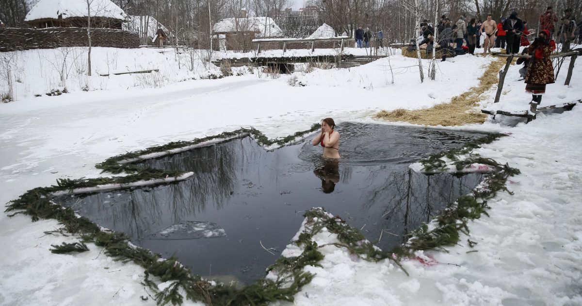 Кияни відзначили Водохреще у крижаній воді / © Reuters