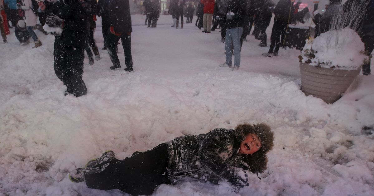 Люди играли в снегу на Таймс-Сквер / © Reuters