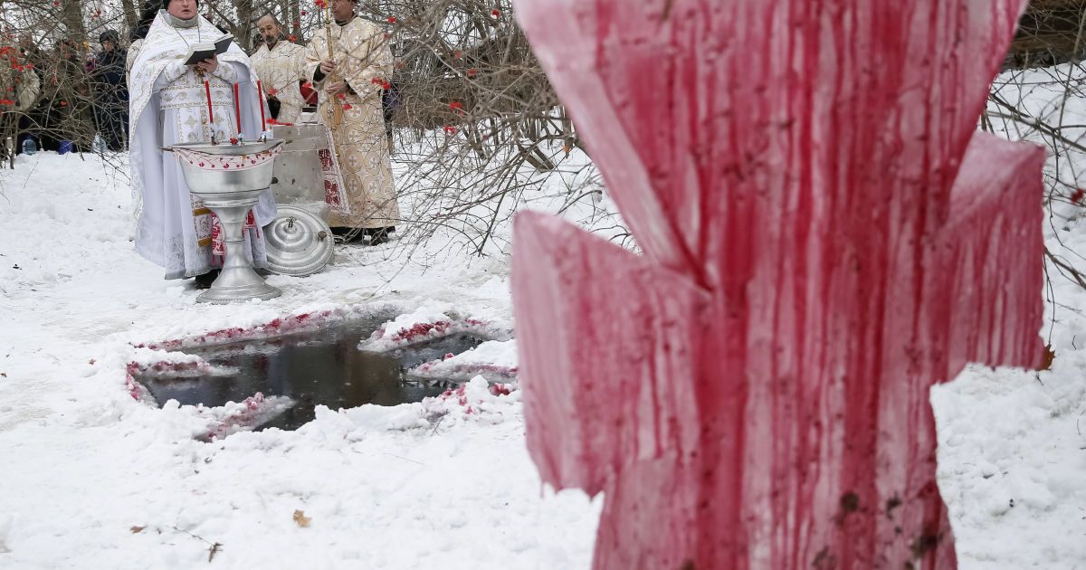 Кияни відзначили Водохреще у крижаній воді / © Reuters