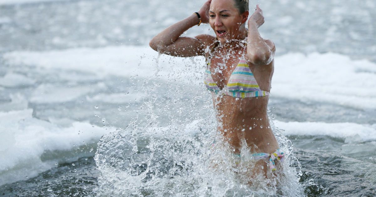 Кияни відзначили Водохреще у крижаній воді / © Reuters