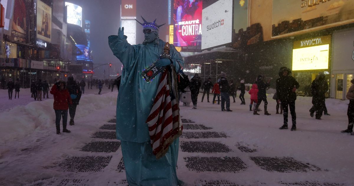 Люди играли в снегу на Таймс-Сквер / © Reuters