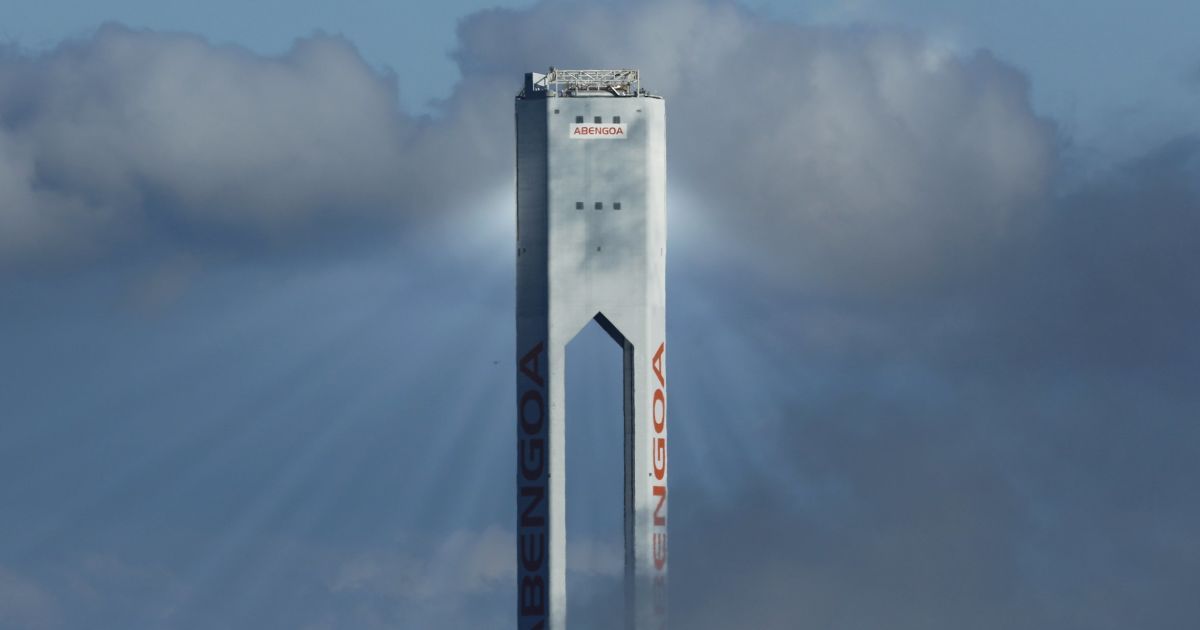 Башня, принадлежащая заводу по изготовлению солнечной энергии компании Abengoa, виднеется недалеко от столицы Андалузии Севильи, на юге Испании. / © Reuters