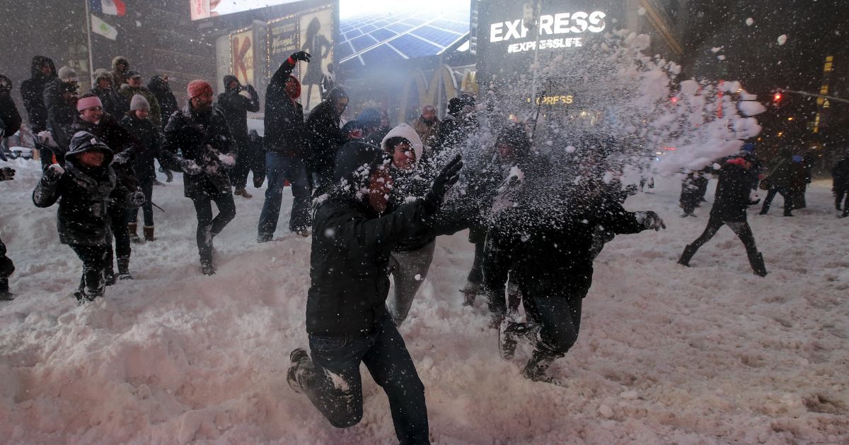 Люди играли в снегу на Таймс-Сквер / © Reuters