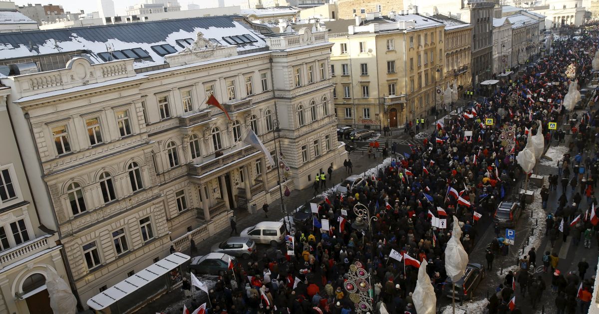 Поляки протестуют против закона о полиции. / © Reuters