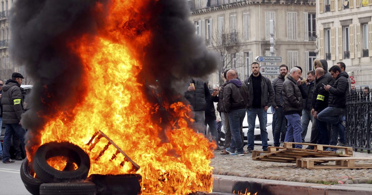 Во Франции таксисты протестуют против Uber / © Reuters