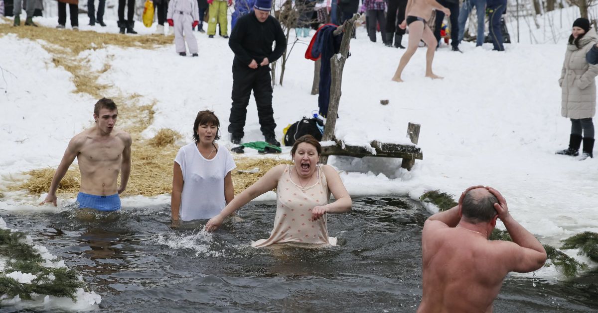 Кияни відзначили Водохреще у крижаній воді / © Reuters