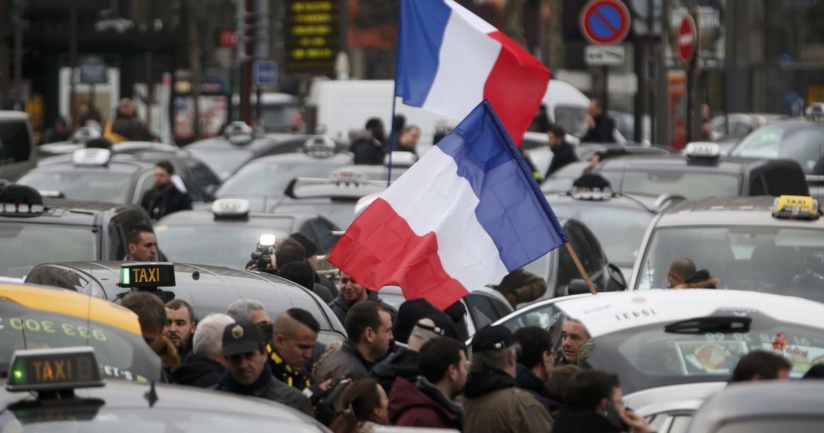 Во Франции могут продолжить чрезвычайное положение на три месяца