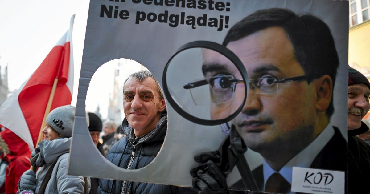 Поляки протестуют против закона о полиции. / © Reuters