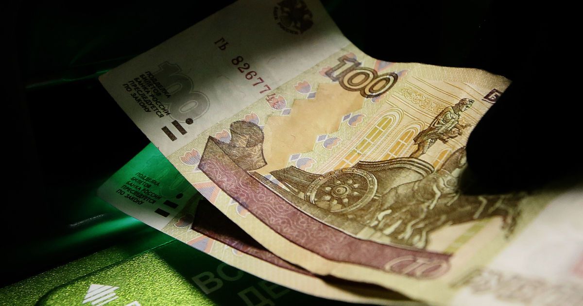 Российский рубль ускорил падение с начала 2016 года