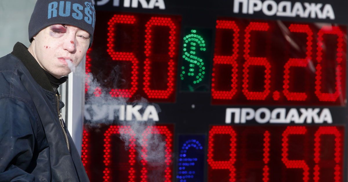 Доллар и евро стремительно подорожали