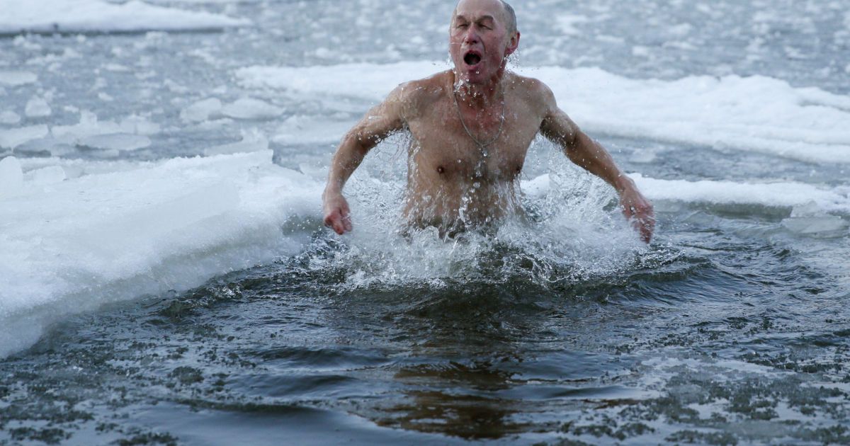 Кияни відзначили Водохреще у крижаній воді / © Reuters