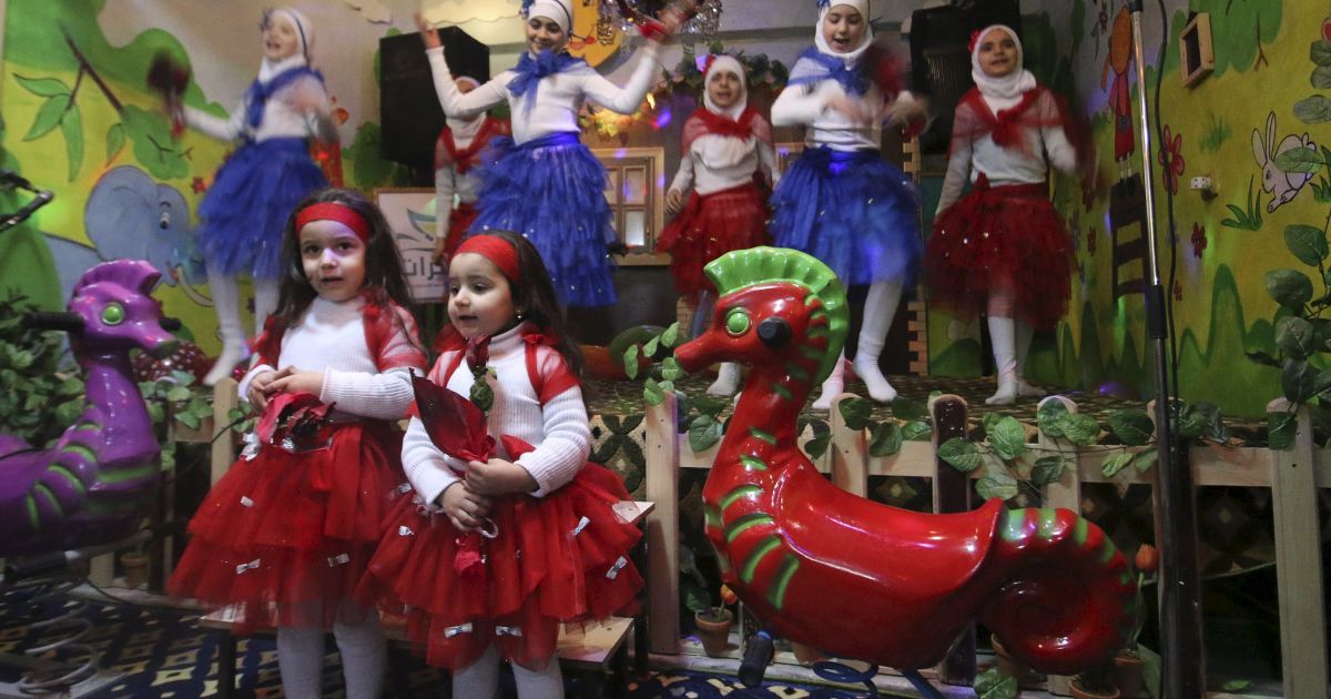 Девушки танцуют во время открытия подземного центра для детей в Алеппо, Сирия. Несмотря на длительную гражданскую войну, сирийцы пытаются сохранять остатки мирной жизни. / © Reuters