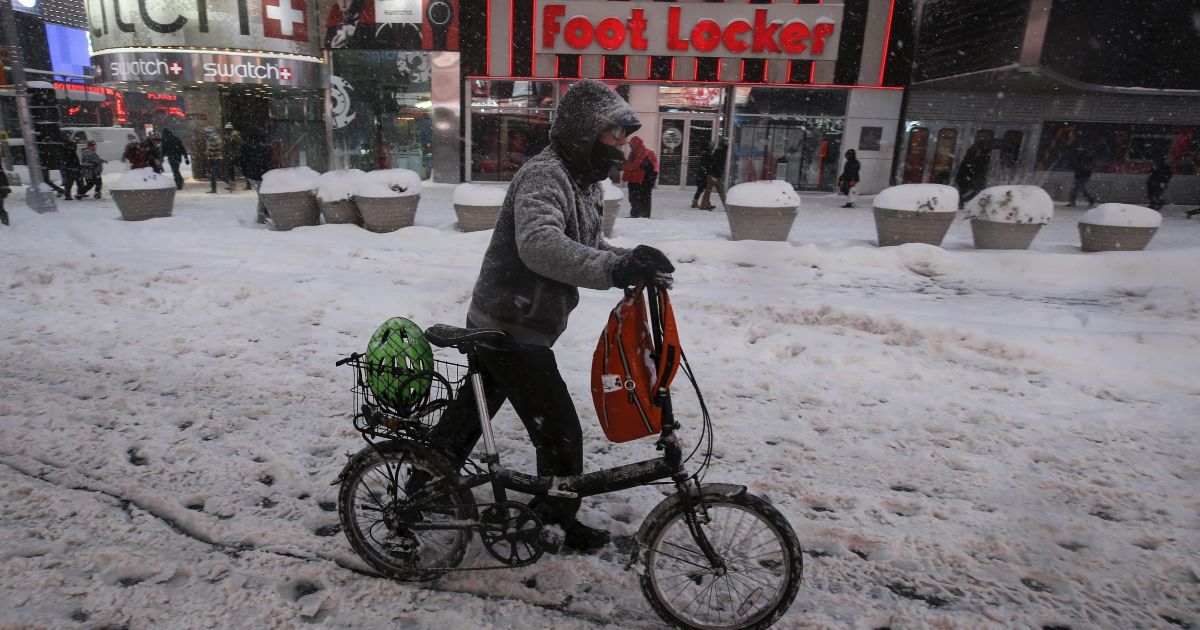 Люди играли в снегу на Таймс-Сквер / © Reuters