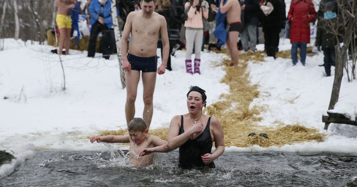 Кияни відзначили Водохреще у крижаній воді / © Reuters