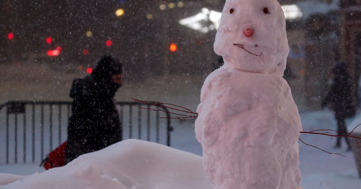 Люди играли в снегу на Таймс-Сквер / © Reuters