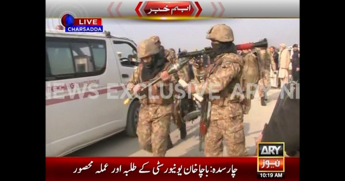 Появились первые кадры из-под захваченного боевиками университета в Пакистане