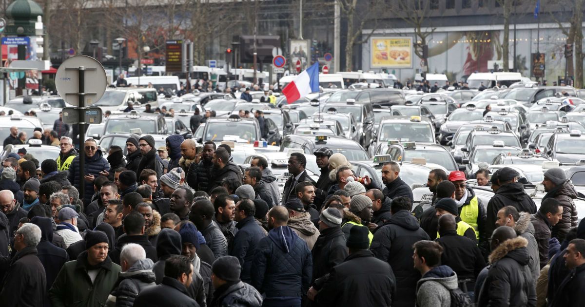 Во Франции таксисты протестуют против Uber / © Reuters