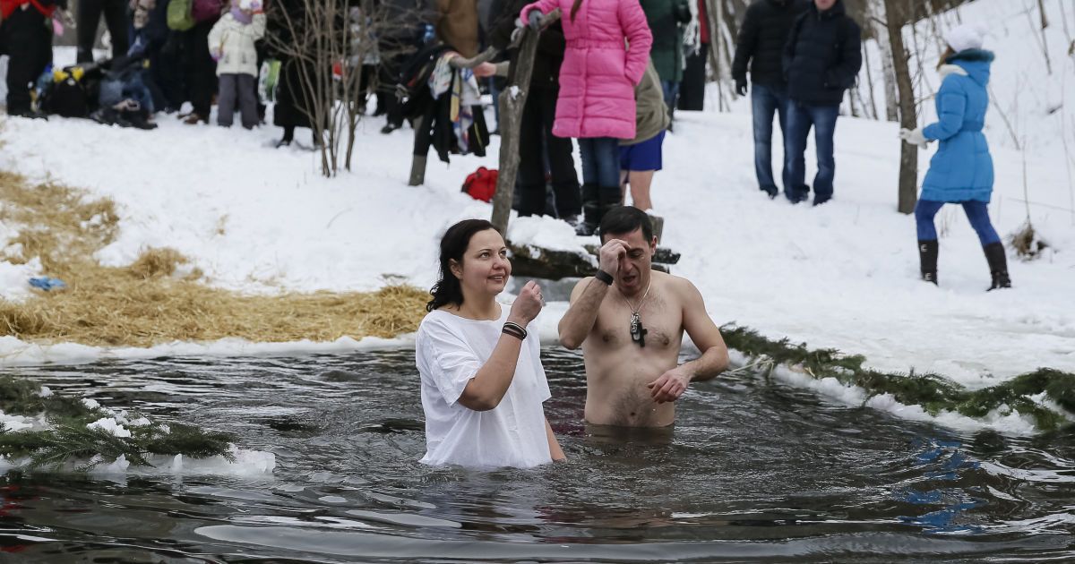 Кияни відзначили Водохреще у крижаній воді / © Reuters
