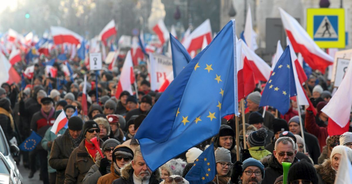 Поляки протестуют против закона о полиции. / © Reuters