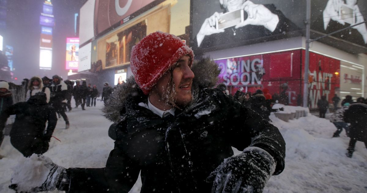Люди играли в снегу на Таймс-Сквер / © Reuters