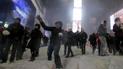 Люди играют в снежки на Тайм Сквер в Нью-Йорке