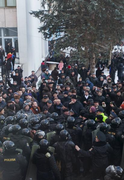 "Майдан" в Кишиневе: митингующие захватили здание парламента