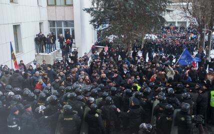 "Майдан" в Кишиневе: митингующие захватили здание парламента