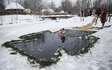 80-летняя купальщица без сознания и болезненное ныряние: украинцы заканчивают праздновать Крещение