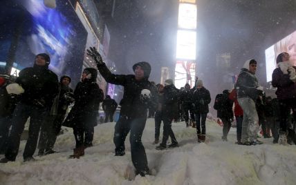 В США объявили режим чрезвычайной ситуации – снега насыпало по пояс