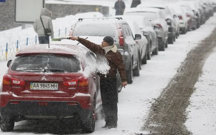 У Києві патрульні через сніг "зачистили" Київ від неправильно припаркованих авто
