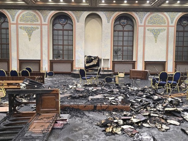 У Чернівцях підпалено історичну синагогу садгорських хасидів. / © соцмережі