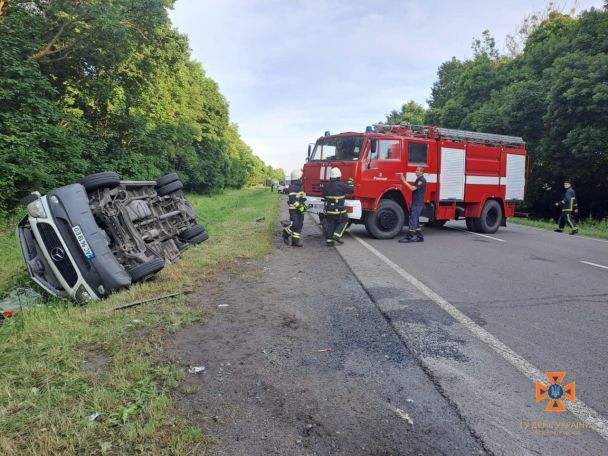 На Волині автобус Луцьк-Світязь із пасажирами потрапив в ДТП. Фото: ДСНС у Волинській області