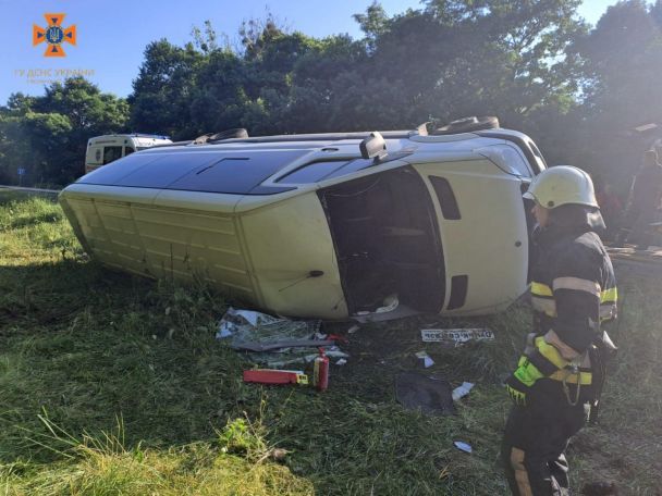 На Волині автобус Луцьк-Світязь із пасажирами потрапив в ДТП. Фото: ДСНС у Волинській області