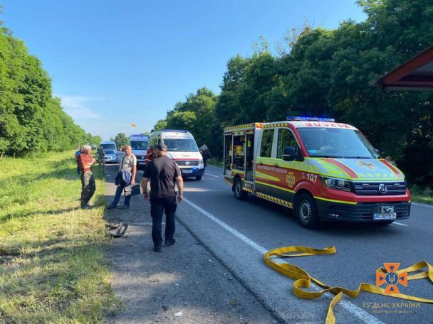 На Волині автобус Луцьк-Світязь із пасажирами потрапив в ДТП. Фото: ДСНС у Волинській області