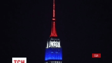 Кольорами французького прапора засяяв Empire State Building у Нью-Йорку