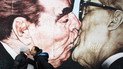 Не только Макрон: топ-10 горячих поцелуев и нежных объятий глав государств и правительств