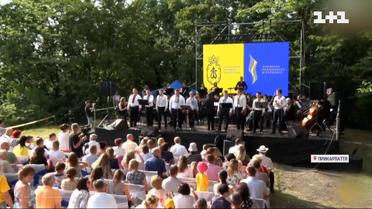У заповіднику на Прикарпатті влаштували екскурсію та концерт просто неба для переселенців
