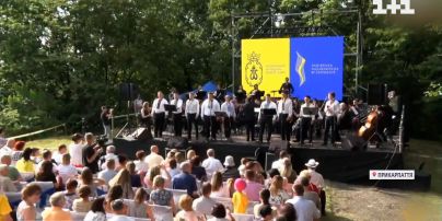У заповіднику на Прикарпатті влаштували екскурсію та концерт просто неба для переселенців