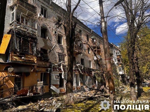 В результате авиаудара войск РФ по центру Херсона пострадали 19 человек Фото: Нацполиция