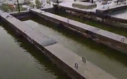 В Киеве на крыше многоэтажки после ливня образовался бассейн: появилось видео