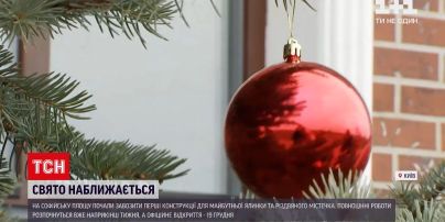 На Софийскую площадь начали завозить первые конструкции для будущей елки