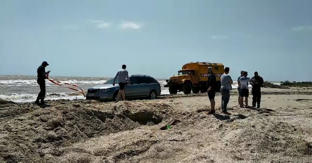Води до колін та евакуація тракторами. Бази відпочинку на Азовському морі залило під час шторму