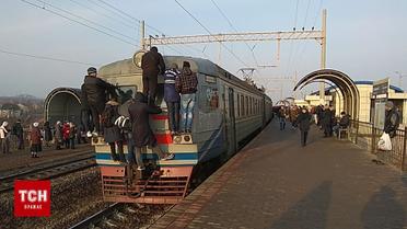 Міська електричка у "годину пік" проїжджала столичну Троєщину без зупинки