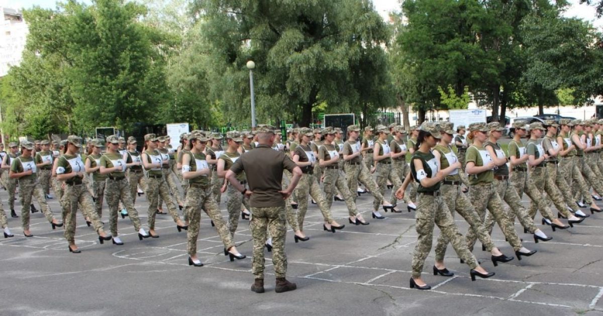 "Сексизм" в Минобороны и сгоревший городок в Канаде. Пять новостей, которые вы могли проспать