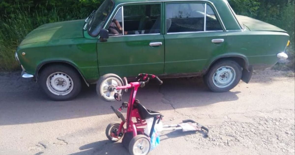 Йшли узбіччям дороги: у Хмельницькій області автомобіль збив матір із 3-річною дитиною (фото)