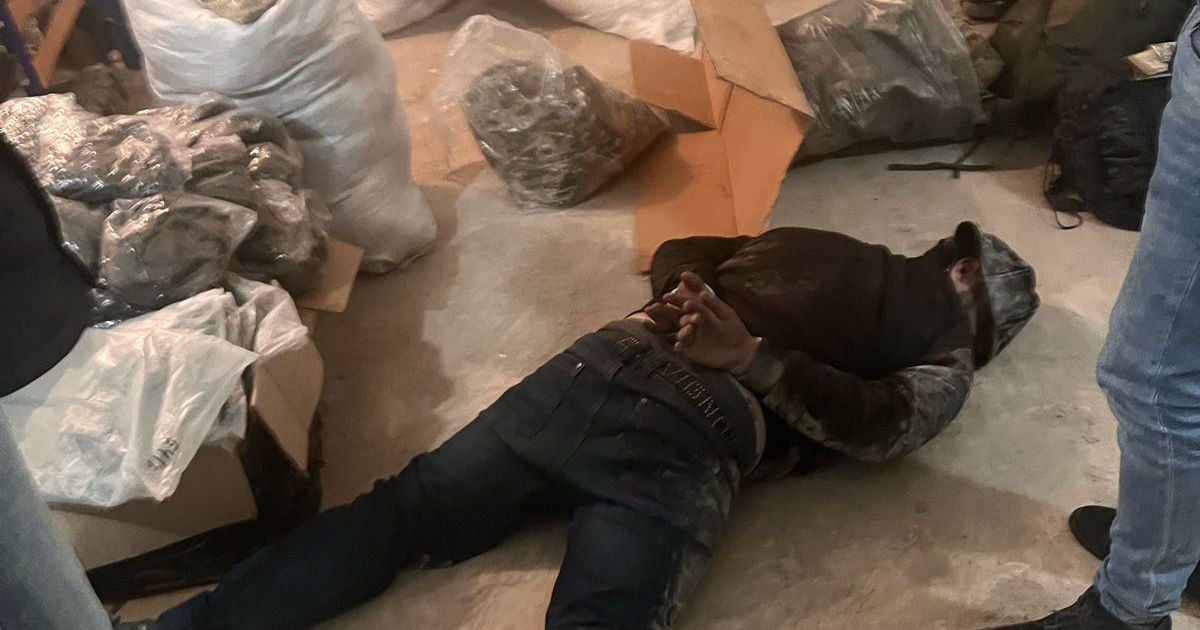 Задержание участника преступной группы, подозреваемой в хищении одежды для военных