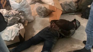 Затримання учасника злочинної групи, яку підозрюють у розкраданні одягу для військових