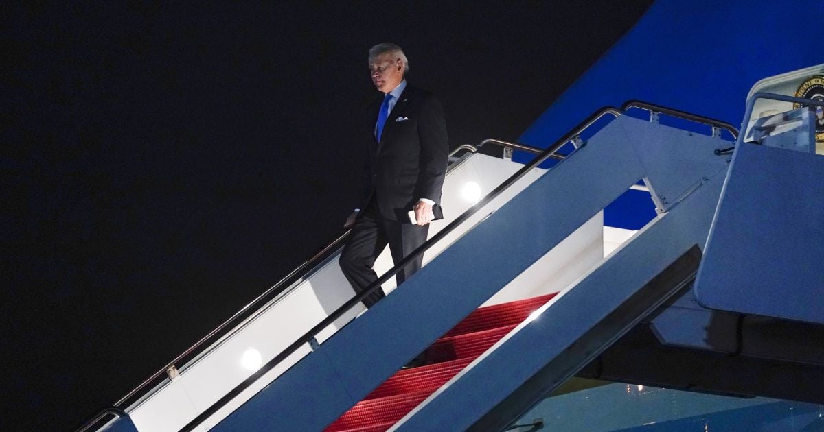 Байден спіткнувся під час посадки на літак у Варшаві: що сталося (відео)