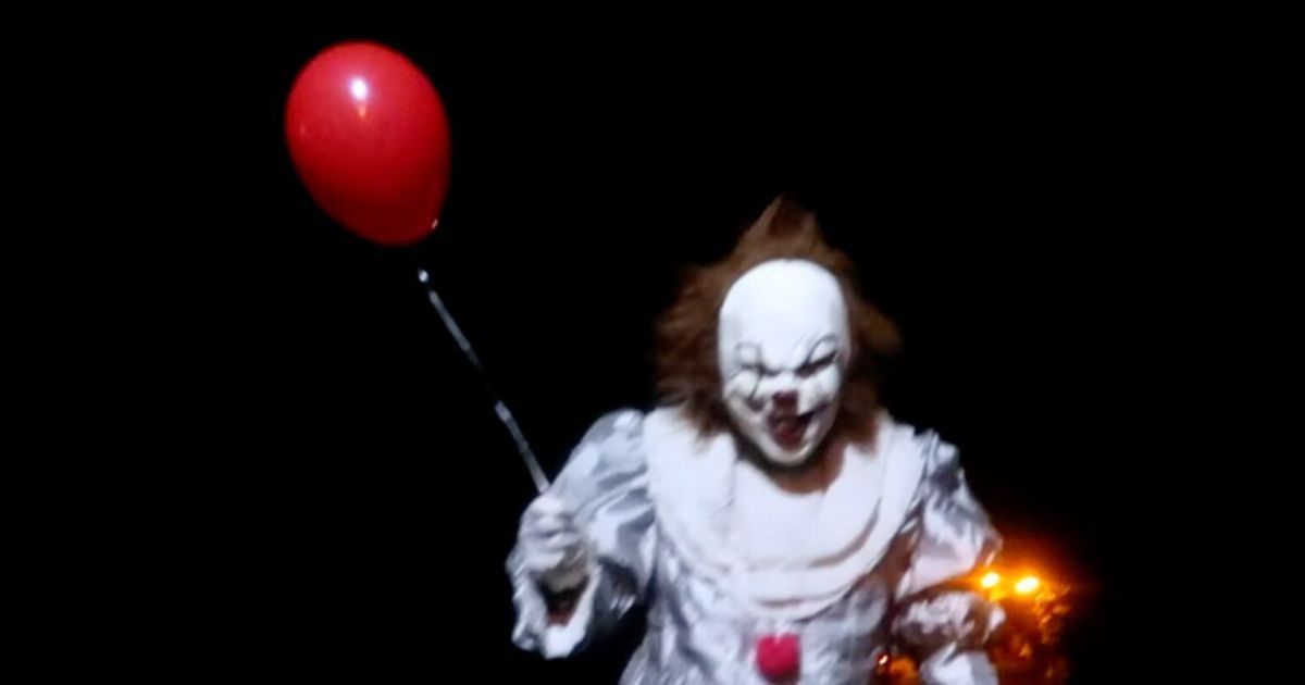 Мужчина в образе клоуна Пеннивайза