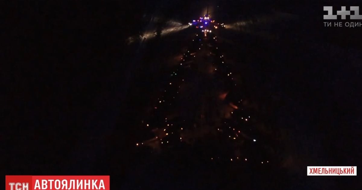 Креатив від поліції та водіїв: у Хмельницькому відбувся новорічний автомобільний флешмоб